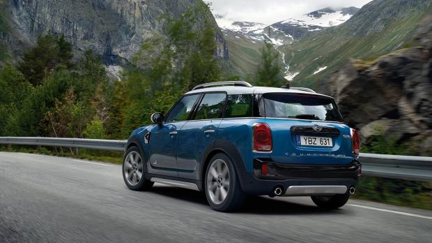 Mini Cooper in den Bergen